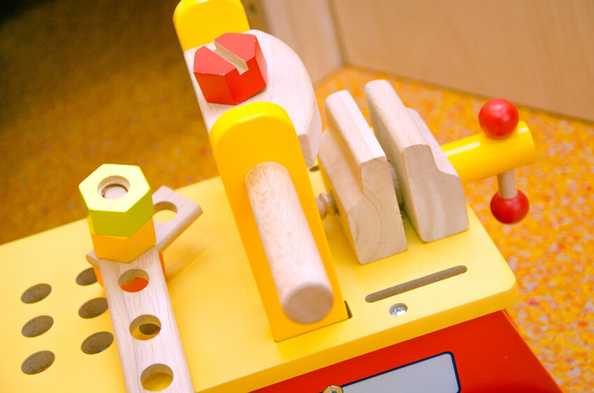 Spielzeug-Werkbank mit Werkzeugen