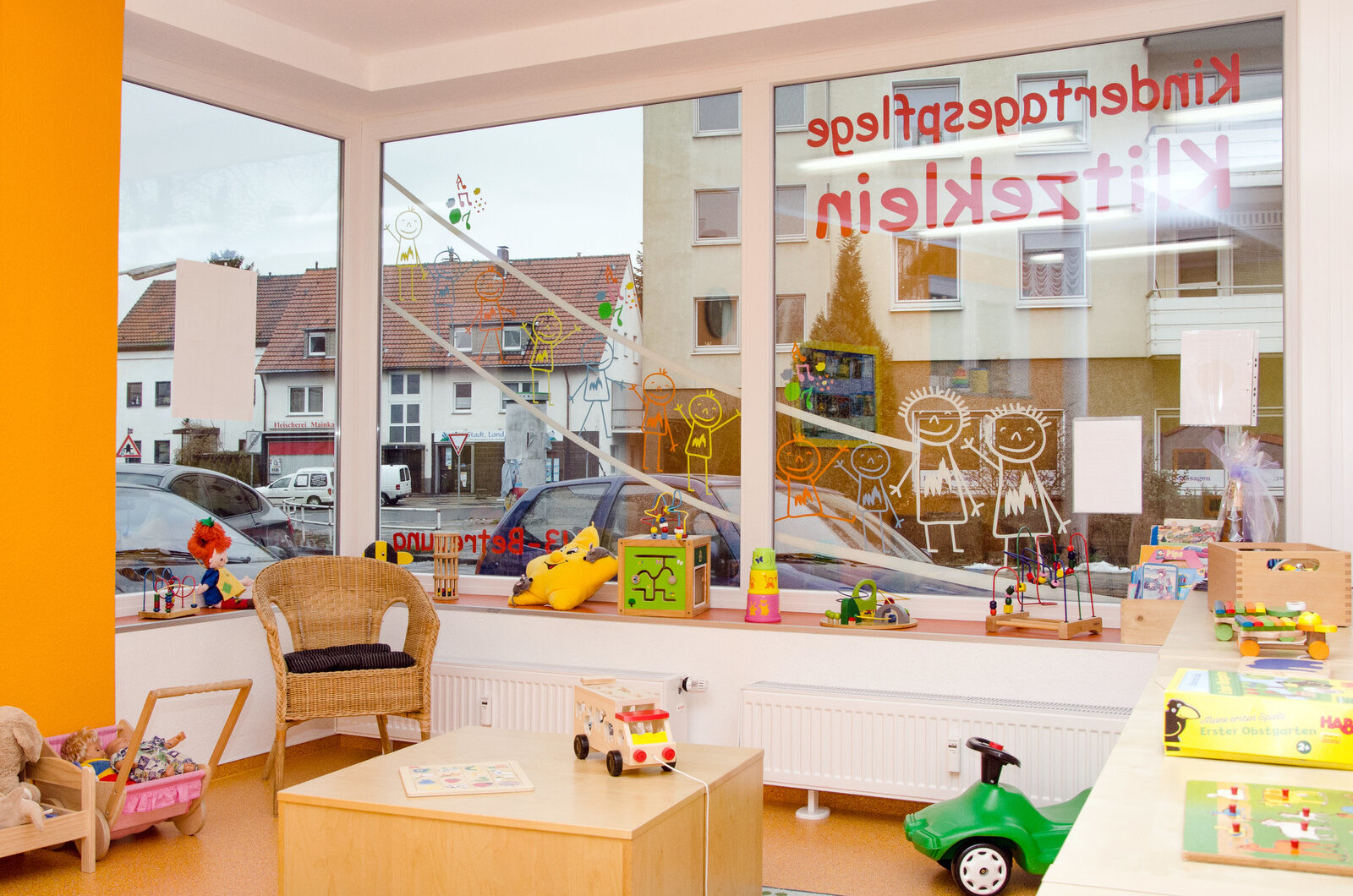 Vorderer Bereich im großen Spielraum mit Panoramafenster