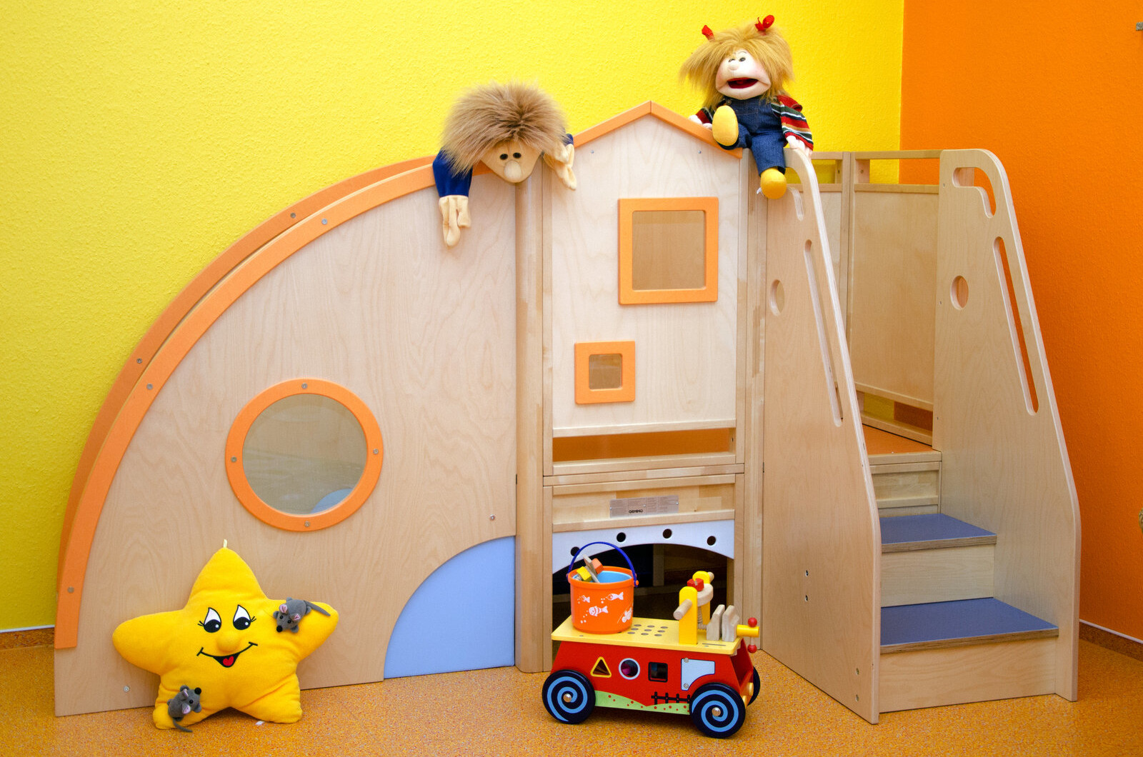 Burg mit Wellenrutsche im großen Spielraum