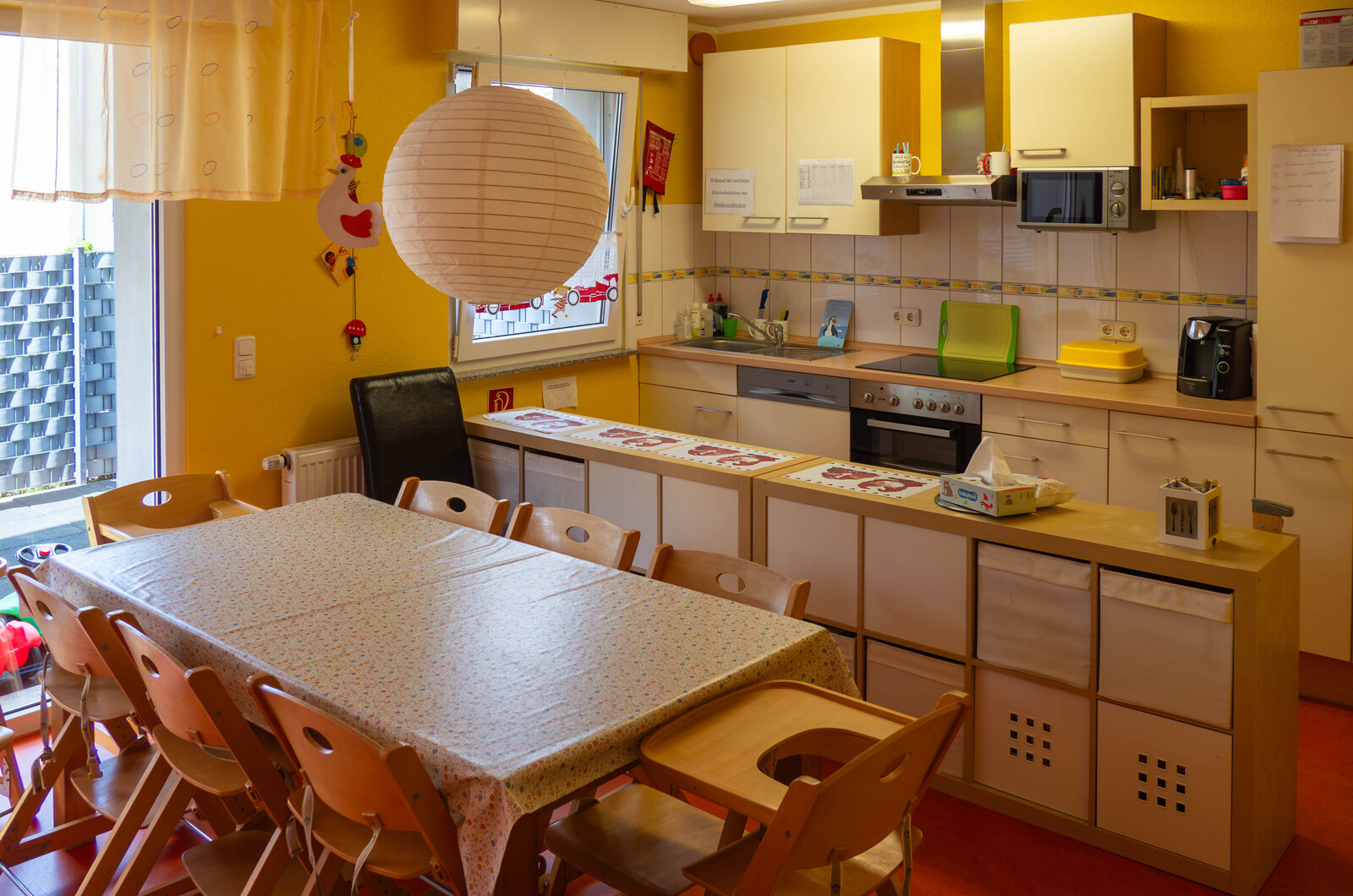 Küche mit Essraum und angrenzendem Außengelände