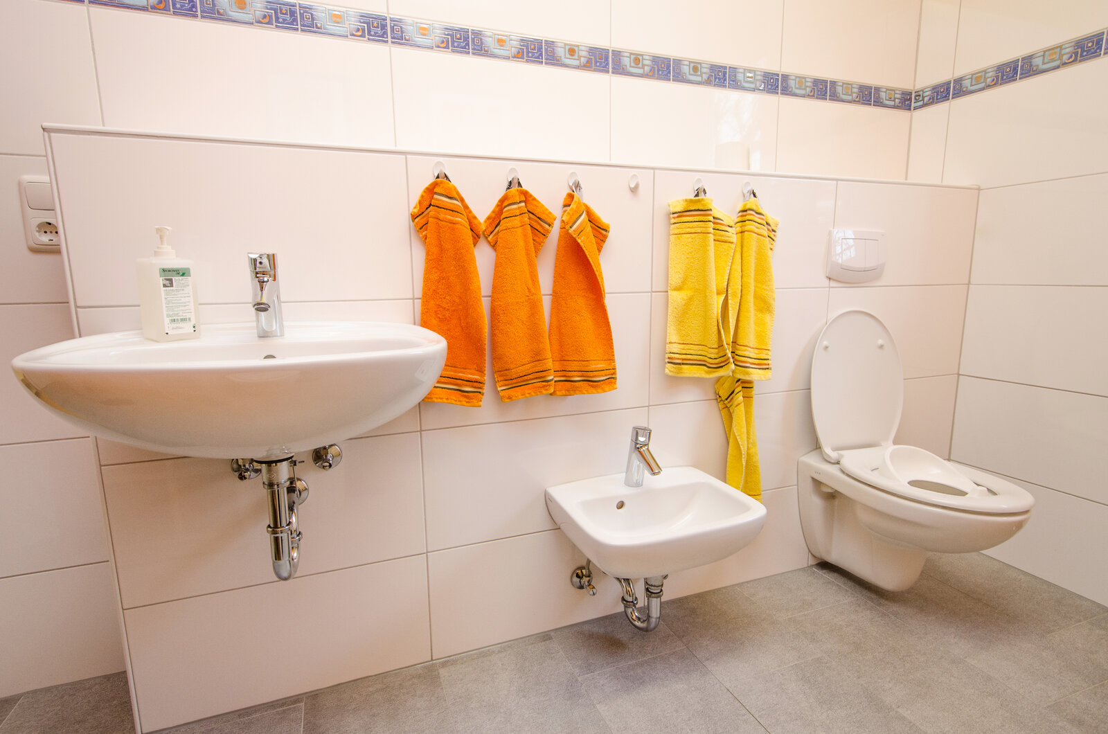 Kinderbad mit Kinderwaschbecken und Kindertoilette